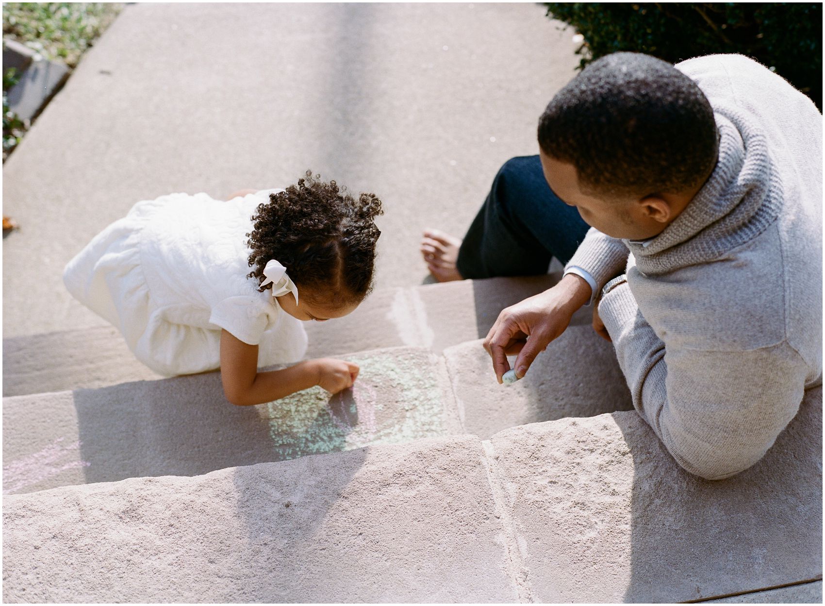 drawing welcome home with daddy and taking photos