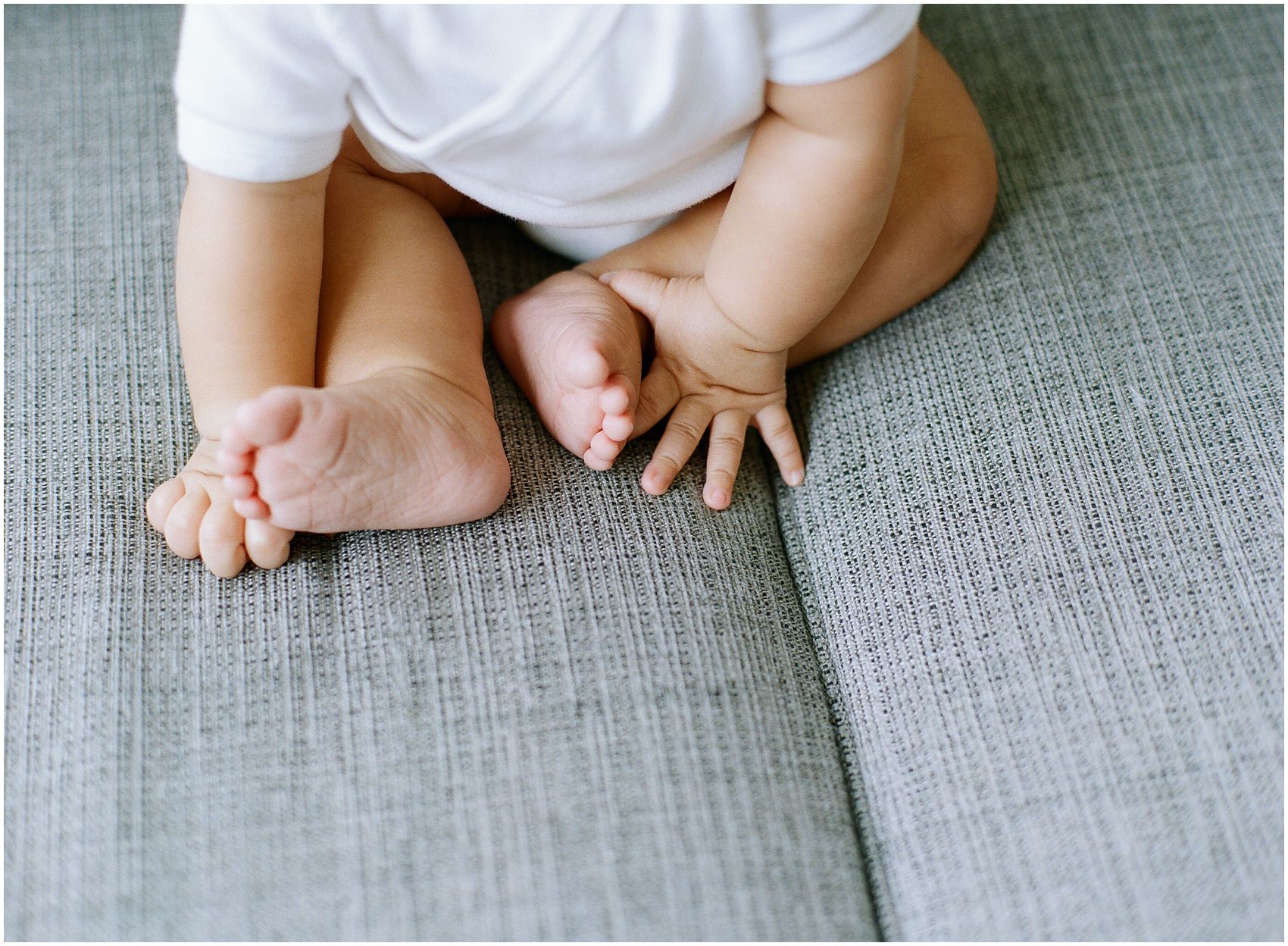 Newborn Photographer Miriam Dubinsky shares cute and chubby baby toes in 6 months old baby photos